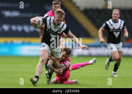 Brad Fash #17 di Hull FC è affrontato da Richie Myler #16 di Leeds Rhinos Foto Stock