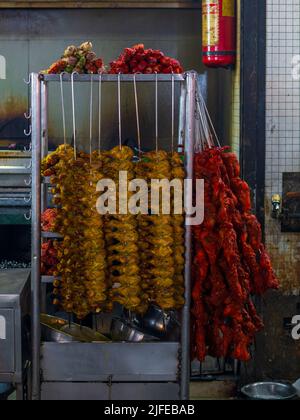 Ramadan o Ramazan cibo festa sfondo o Iftar partito concetto - varietà di kabab di pollo. Orientamento verticale o verticale Foto Stock