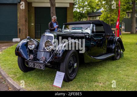 1937 Aston Martin Long chassis Tourer ‘DS 2075’ in mostra allo Scramble di giugno che si è tenuto presso il Bicester Heritage Centre il 19th giugno 2022 Foto Stock