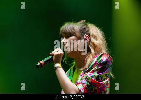 Padova, Italia. 01st luglio 2022. La giovane cantante italiana, la cantautrice Caffellatte aka Giorgia Groccia, ha suonato il 1 luglio 2022 sul palco dello Sherwood Festival di Padova. (Foto di Mimmo Lamacchia/Pacific Press/Sipa USA) Credit: Sipa USA/Alamy Live News Foto Stock