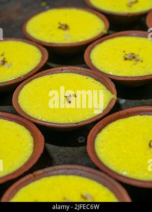 Ramadan o Ramazan cibo sfondo festa o Iftar partito concetto - Phirni, delizioso piatto dolce Foto Stock