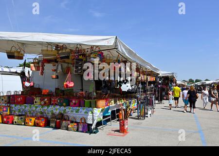 Caorle, Italia. Giugno 18, 2022. Mercato settimanale a Caorle Foto Stock