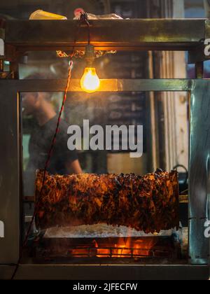 Ramadan o Ramazan cibo festa sfondo o Iftar partito concetto - shawarma. Orientamento verticale o verticale Foto Stock