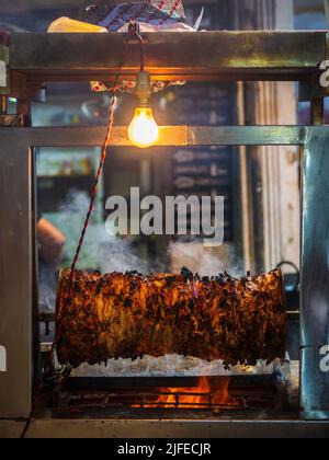 Ramadan o Ramazan cibo festa sfondo o Iftar partito concetto - shawarma. Orientamento verticale o verticale Foto Stock