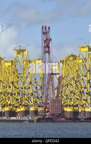 Piattaforme di zavorra per turbine eoliche offshore nel cantiere di Nigg nel Cromarty Firth di Easter Ross Scotland UK Foto Stock