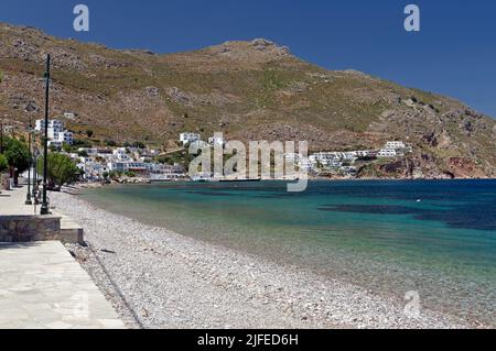 Spiaggia, villaggio di Livadia, isola greca di Tilos, Dodcaneso, Grecia Foto Stock