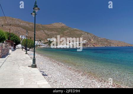 Spiaggia, villaggio di Livadia, isola greca di Tilos, Dodcaneso, Grecia Foto Stock