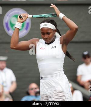 Londra, Regno Unito. 02nd luglio 2022. L'americano Coco Gauff reagisce nella sua terza partita contro l'americano Amanda Ansimova il sesto giorno dei campionati Wimbledon 2022 a Londra sabato 02 luglio 2022. Foto di Hugo Philpott/UPI Credit: UPI/Alamy Live News Foto Stock