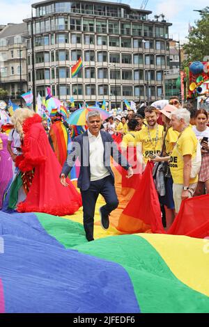 Londra, Regno Unito. 2nd luglio 2022. Sindaco di Londra, Sadiq Khan alla Pride di Londra Parade. Più di 30.000 partecipanti hanno partecipato alla Pride Parade di Londra, celebrando 50 anni di protesta Pride e LGBT. Credit: Paul Brown/Alamy Live News Foto Stock