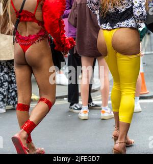 Londra, Regno Unito. 2 luglio 2022. I festaioli in costume a Soho frequentano Pride a Londra, che ritorna nella capitale dopo la pandemia. Migliaia di visitatori sono tenuti a vedere e a partecipare all’evento del 50th° anniversario di quest’anno che, nel 1972, è iniziato come una protesta per attirare l’attenzione della comunità LGBT. Gli organizzatori originali, il Gay Liberation Front (GLF), hanno dichiarato che Pride a Londra è diventata eccessivamente commercializzata e dominata dalle società. Credit: Stephen Chung / Alamy Live News Foto Stock
