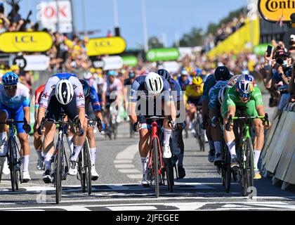 Fabio JAKOBSEN, Quick-Step Alpha Vinyl Team, conquista la sua prima tappa davanti a Wout Van Aert e Mads Perdersen alla fine del Tour De France, Stage 2, Roskilde a Nyborg, Danimarca, 1st luglio 2022, Credit:Pete Goding/Goding Images/Alamy Live News Foto Stock