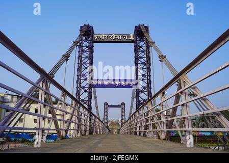 Anand Mohan Mathur Jhula Pul è un ponte pubblico pedonale sospeso a Indore, Madhya Pradesh, India. Foto Stock