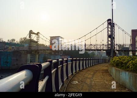 Anand Mohan Mathur Jhula Pul è un ponte pubblico pedonale sospeso a Indore, Madhya Pradesh, India. Foto Stock