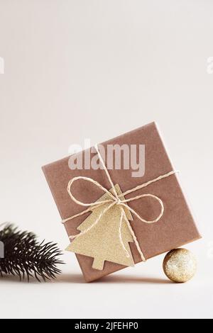 Natale e zero sprechi, eco-friendly confezioni regalo in carta kraft. Natale nuovo anno Celebrazione decorazioni concetto Foto Stock