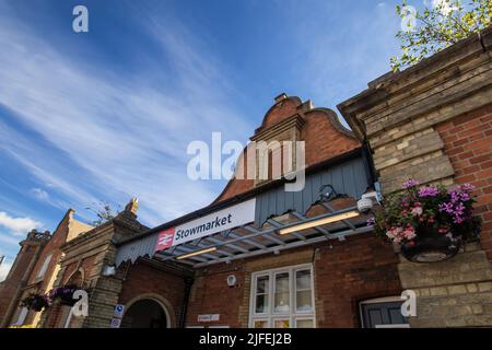 L'ingresso alla stazione ferroviaria di Stowmarket, Suffolk, Regno Unito Foto Stock