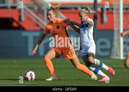 ENSCHEDE - (lr) Jill Roord of Holland Donne, Juliette Kemppi di Finlandia donne durante la partita internazionale amichevole delle donne tra i Paesi Bassi e la Finlandia allo Stadio De Grolsch teste il 2 luglio 2022 a Enschede, Paesi Bassi. ANP GERRIT VAN COLOGNE Foto Stock