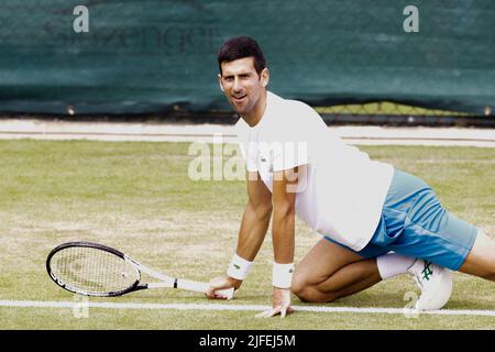 Londra, Regno Unito. 02nd luglio 2022. Tennis: Grand Slam/WTA Tour/ATP Tour - Wimbledon. Novak Djokovic si inginocchia a terra durante la pratica. Credit: Frank Molter/dpa/Alamy Live News Foto Stock