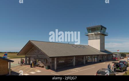 Atterra fine aeroporto, St Just, Cornovaglia, Inghilterra, Regno Unito. 2022. Panoramica del terminal dell'aeroporto di Lands End, della torre di controllo e dell'area di rientro dei passeggeri. Foto Stock