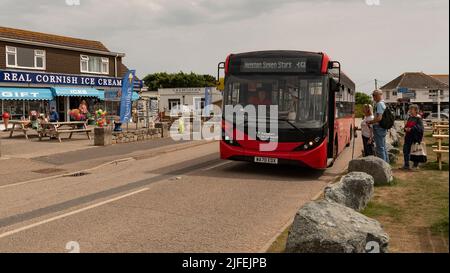 Lizard Village, Lizard Peninsula, Cornovaglia, Inghilterra, Regno Unito. 2022. Turisti a bordo di un autobus locale a ponte singolo nel centro del villaggio di Lizard. Foto Stock