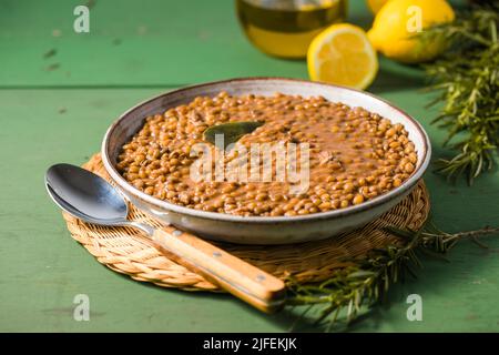Zuppa di fake. Zuppa di lenticchie con aglio salsa di pomodoro e foglia di alloro. Cibo greco. Foto Stock