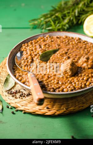 Zuppa di fake. Zuppa di lenticchie con aglio salsa di pomodoro e foglia di alloro. Cibo greco. Foto Stock
