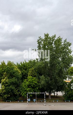 Gol su un parco giochi scuola Foto Stock