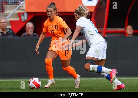 ENSCHEDE, PAESI BASSI - LUGLIO 2: Jill Roord dei Paesi Bassi, Emma Koivisto di Finlandia durante la partita internazionale femminile amichevole tra Paesi Bassi e Finlandia a de Grolsch teste il 2 Luglio 2022 a Enschede, Paesi Bassi (Foto di Pieter van der Woude/Orange Pictures) Foto Stock