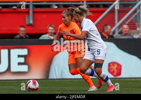 ENSCHEDE, PAESI BASSI - LUGLIO 2: Jill Roord dei Paesi Bassi, Emma Koivisto di Finlandia durante la partita internazionale femminile amichevole tra Paesi Bassi e Finlandia a de Grolsch teste il 2 Luglio 2022 a Enschede, Paesi Bassi (Foto di Pieter van der Woude/Orange Pictures) Foto Stock