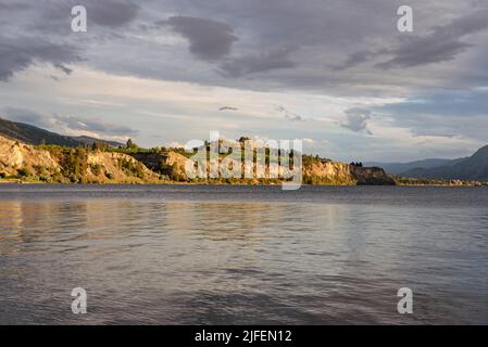 Vista del Lago Okanagan e del Monte Munson al tramonto da Three Mile Beach Foto Stock