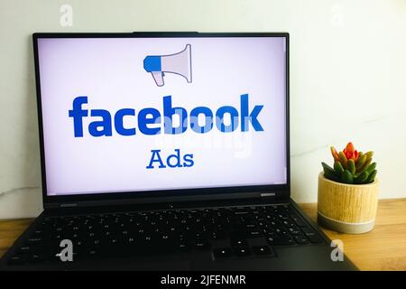 KONSKIE, POLONIA - 02 luglio 2022: Logo Facebook Ads visualizzato sullo schermo del computer portatile Foto Stock