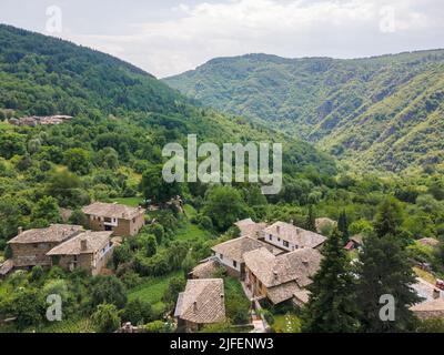 Veduta aerea del Villaggio di Kovachevitsa con le case autentiche del diciannovesimo secolo, Regione di Blagoevgrad, Bulgaria Foto Stock