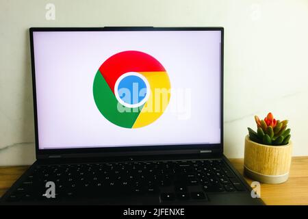KONSKIE, POLONIA - 02 luglio 2022: Visualizzazione del logo del browser Web Google Chrome sullo schermo del computer portatile Foto Stock
