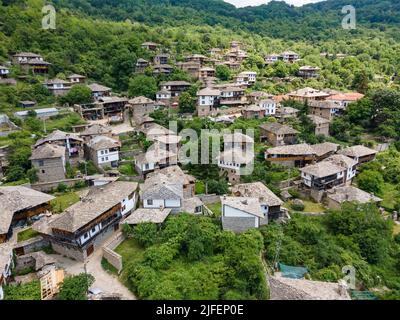 Veduta aerea del Villaggio di Kovachevitsa con le case autentiche del diciannovesimo secolo, Regione di Blagoevgrad, Bulgaria Foto Stock