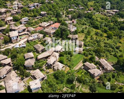 Veduta aerea del Villaggio di Kovachevitsa con le case autentiche del diciannovesimo secolo, Regione di Blagoevgrad, Bulgaria Foto Stock