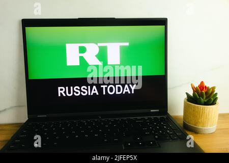 KONSKIE, POLONIA - 02 luglio 2022: Televisione russa Russia Today RT logo visualizzato sullo schermo del computer portatile Foto Stock