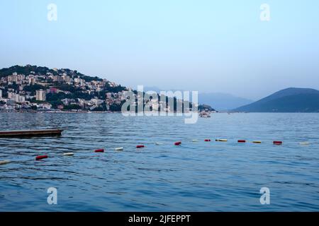Igalo, Montenegro, agosto 2021. Vista sulla baia di Boko-Kotor, sulle montagne e sul villaggio di Herceg Novi. Igalo resort. Viaggio in Montenegro. Foto Stock