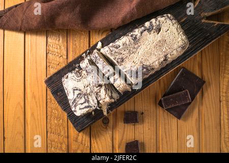 Tradizionale dessert orientale dolce halva. Halva fatto da semi di girasole. Foto Stock