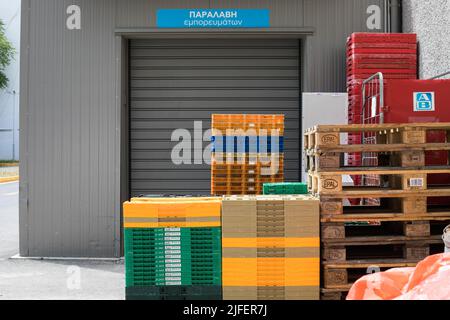 Una pila di scatole nere vuote di plastica per immagazzinare e trasportare le verdure e la frutta nel deposito Foto Stock