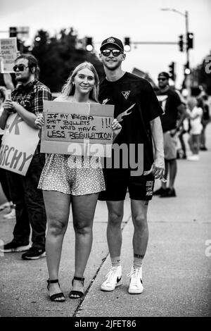 I cittadini di Omaha Nebraska protestano contro la decisione della Corte Suprema di ribaltare Roe contro Wade, che ha fornito alle donne il diritto di scegliere di avere un aborto Foto Stock