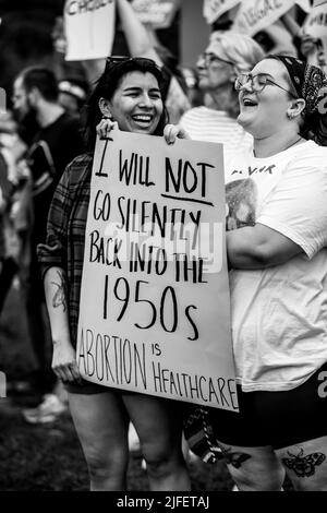 I cittadini di Omaha Nebraska protestano contro la decisione della Corte Suprema di ribaltare Roe contro Wade, che ha fornito alle donne il diritto di scegliere di avere un aborto Foto Stock