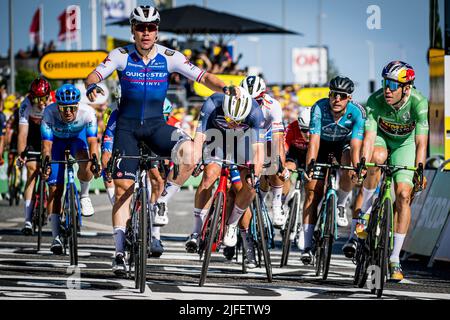 L'olandese Fabio Jakobsen di Quick-Step Alpha Vinyl, il danese Mads Pedersen di Trek-Segafredo, lo slovacco Peter Sagan di Total Direct Energie e il belga Wout Van Aert del Team Jumbo-Visma volano al termine della seconda tappa della gara ciclistica Tour de France, una gara di 202,2 km tra Roskilde e Nyborg, Danimarca, sabato 02 luglio 2022. Il Tour de France di quest'anno si svolge dal 01 al 24 luglio 2022 e inizia con tre tappe in Danimarca. BELGA FOTO JASPER JACOBS Foto Stock