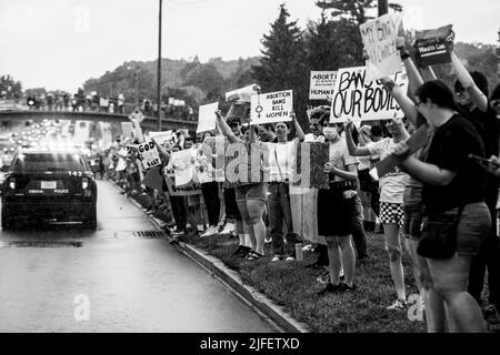 I cittadini di Omaha Nebraska protestano contro la decisione della Corte Suprema di ribaltare Roe contro Wade, che ha fornito alle donne il diritto di scegliere di avere un aborto Foto Stock