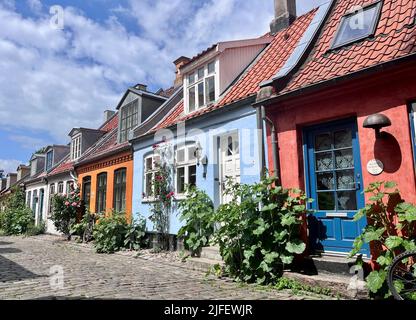 Aarhus, Danimarca. 10th giugno 2022. Case in strada Møllestien nel quartiere storico Indre by. Credit: Kathrin Deckart/dpa/Alamy Live News Foto Stock