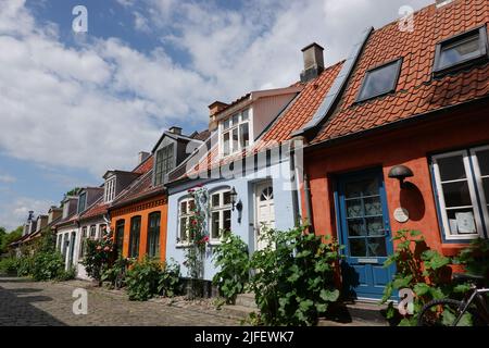 Aarhus, Danimarca. 10th giugno 2022. Case in strada Møllestien nel quartiere storico Indre by. Credit: Kathrin Deckart/dpa/Alamy Live News Foto Stock