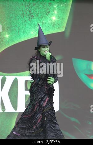 Cast From Wicked il musical, che reimmagina la Terra di Oz, al West End Live 2022 e attualmente in concerto all'Apollo Theatre di Londra, Regno Unito Foto Stock