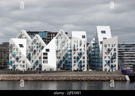 Aarhus, Danimarca. 10th giugno 2022. Isbjerget (Iceberg) è un complesso residenziale nel nuovo distretto di Aarhus Ø. Credit: Kathrin Deckart/dpa/Alamy Live News Foto Stock