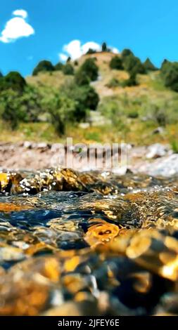 Un fuoco su un fiume nella natura Foto Stock