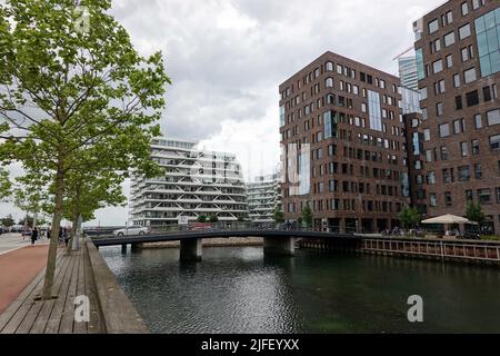 Aarhus, Danimarca. 10th giugno 2022. Edifici residenziali nel nuovo distretto di Aarhus Ø Credit: Kathrin Deckart/dpa/Alamy Live News Foto Stock