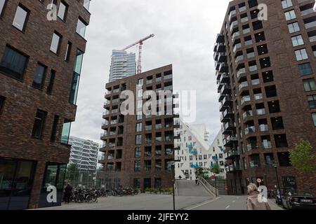 Aarhus, Danimarca. 10th giugno 2022. Edifici residenziali nel nuovo quartiere Aarhus Ø. Credit: Kathrin Deckart/dpa/Alamy Live News Foto Stock