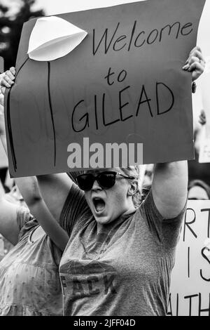 I cittadini di Omaha Nebraska protestano contro la decisione della Corte Suprema di ribaltare Roe contro Wade, che ha fornito alle donne il diritto di scegliere di avere un aborto Foto Stock